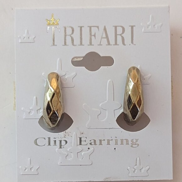 Trifari Jewelry - Trifari Clip On Earrings Gold Tone Huggie Diamond Pattern J Hoop Tear NWT